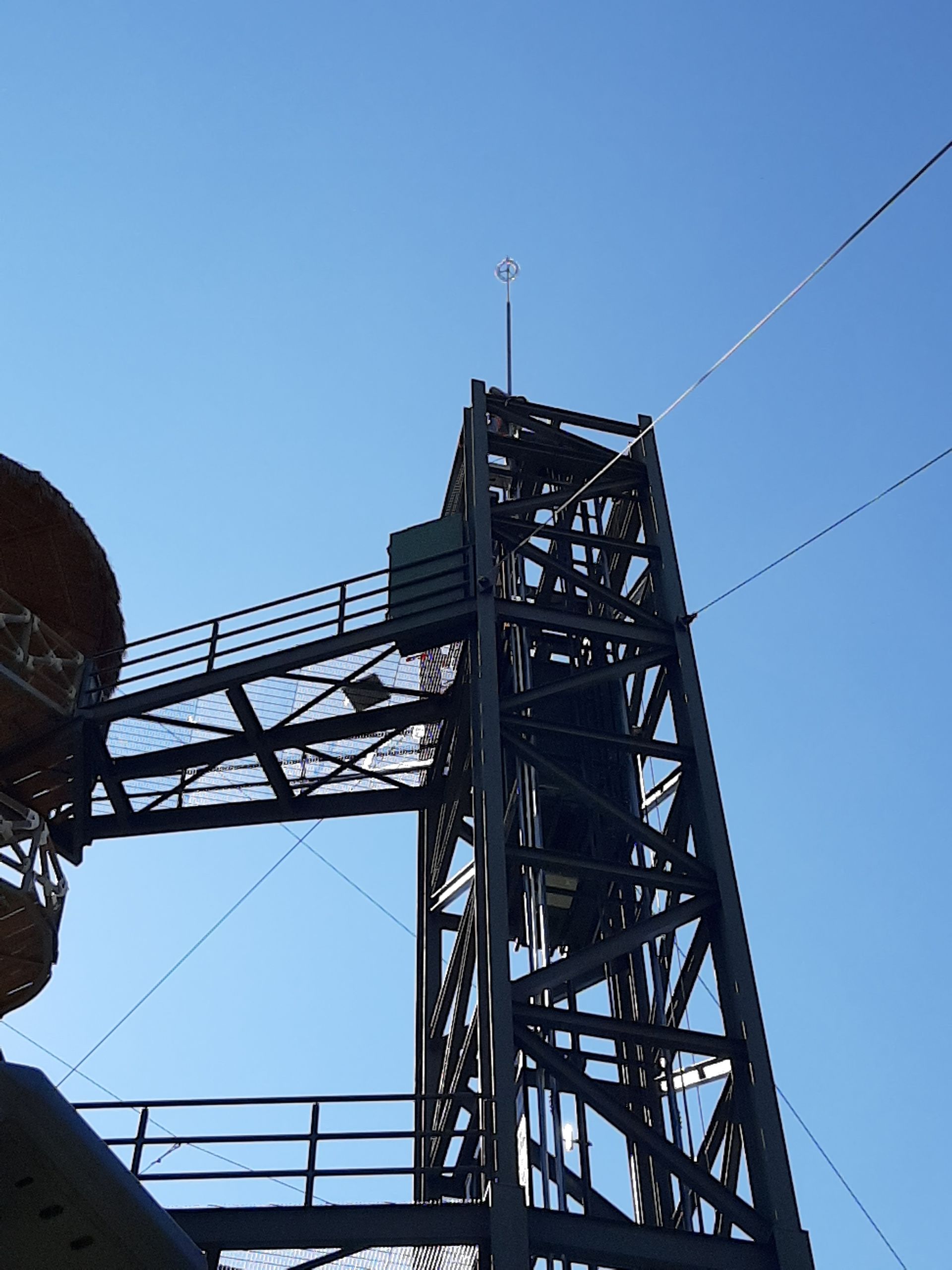 Una gran estructura metálica con un cielo azul de fondo
