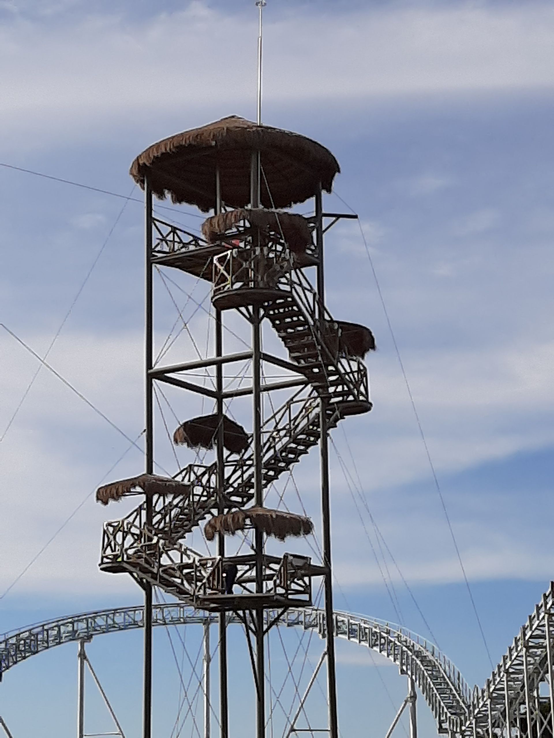 Una torre muy alta con escaleras que conducen a ella