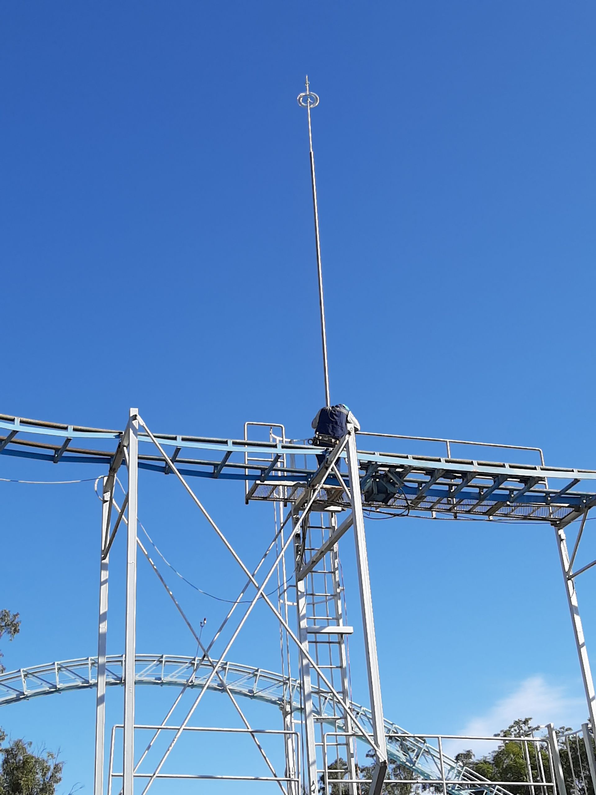 Una montaña rusa en construcción con un cielo azul de fondo