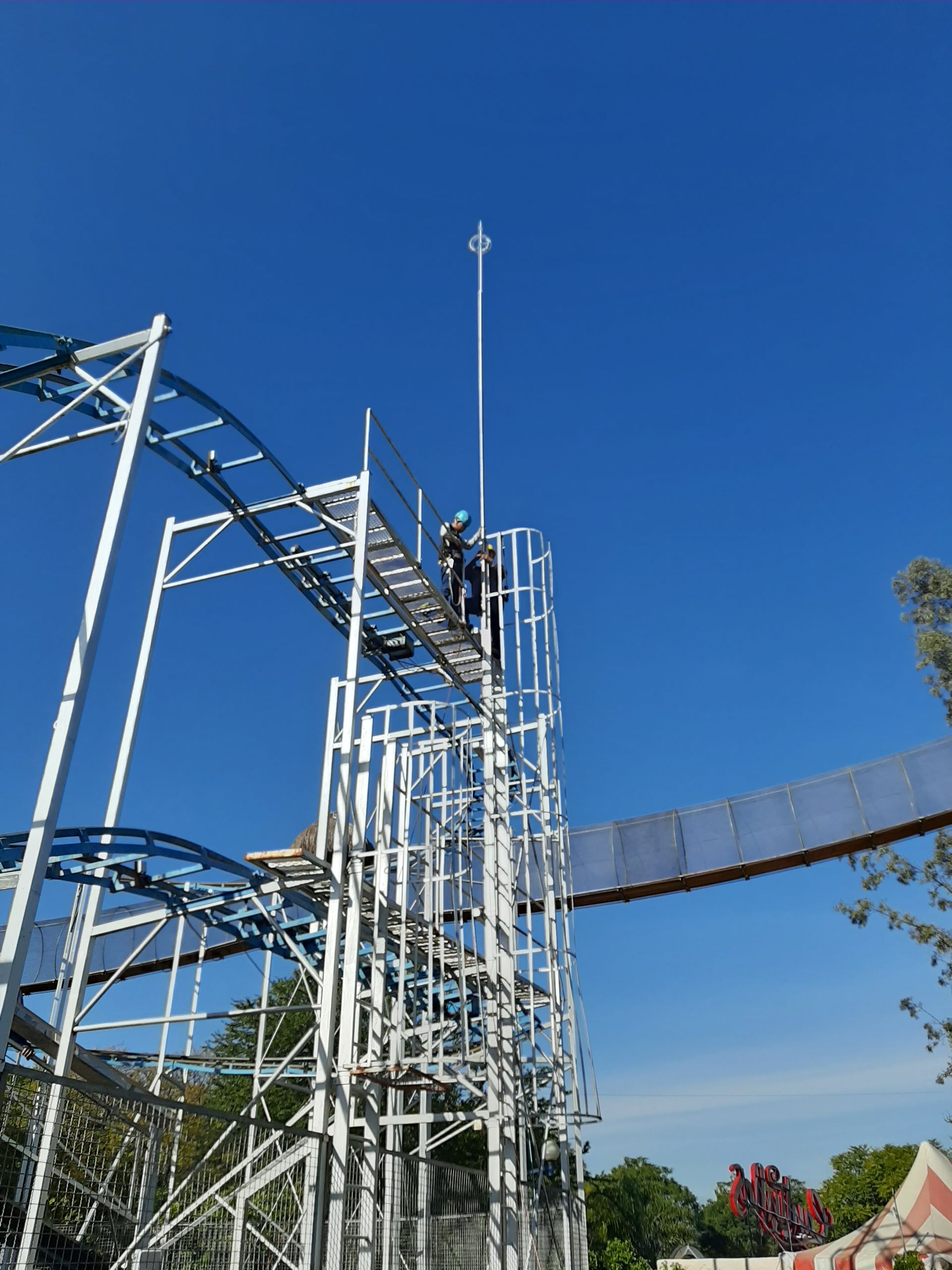 Se está construyendo una montaña rusa con un cielo azul de fondo