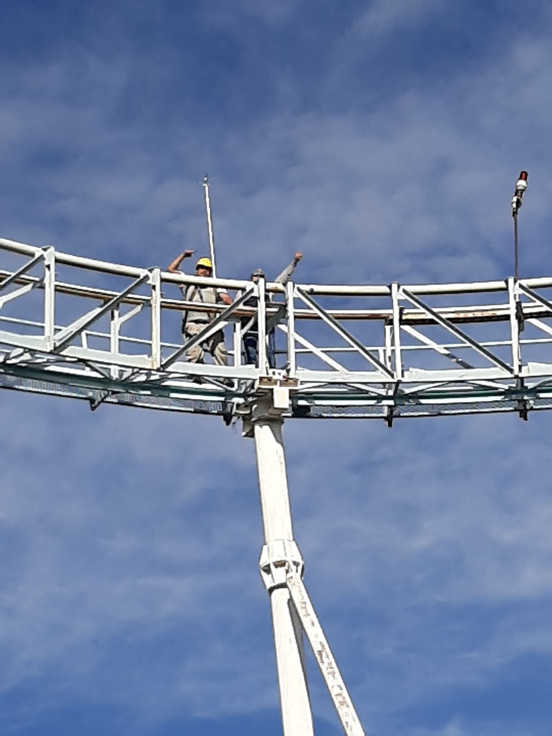 Un hombre está parado encima de una estructura metálica