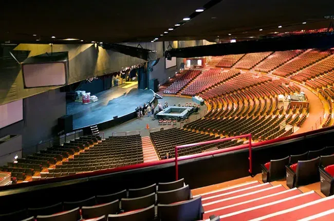 the honda center is surrounded by palm trees at night