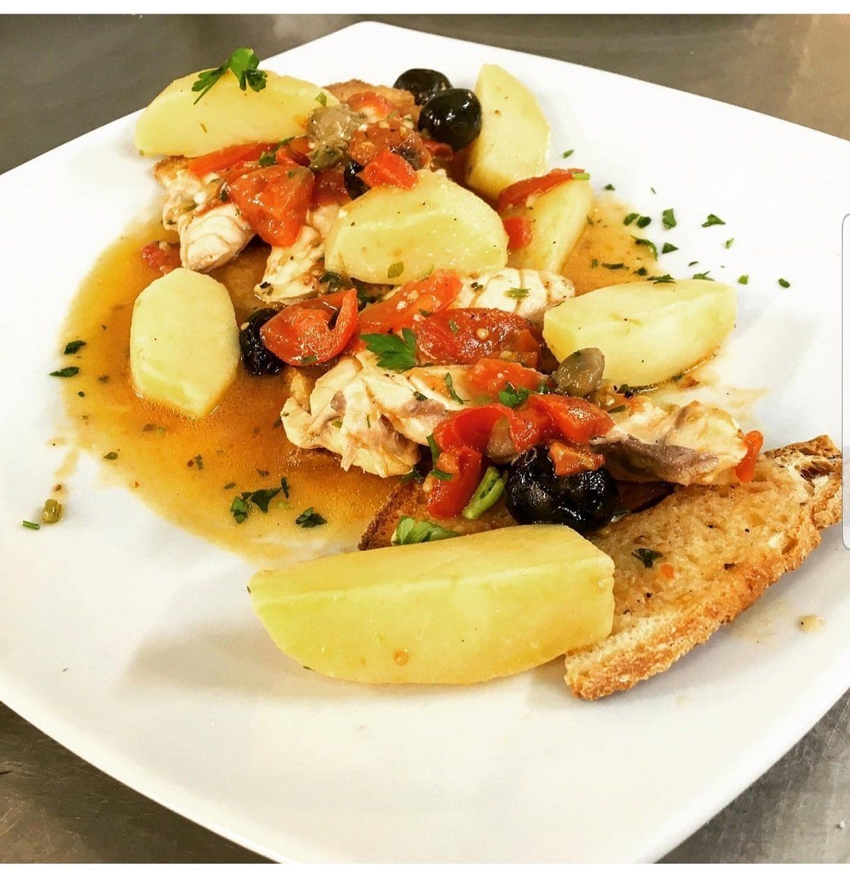 Pesce con pomodori e patate