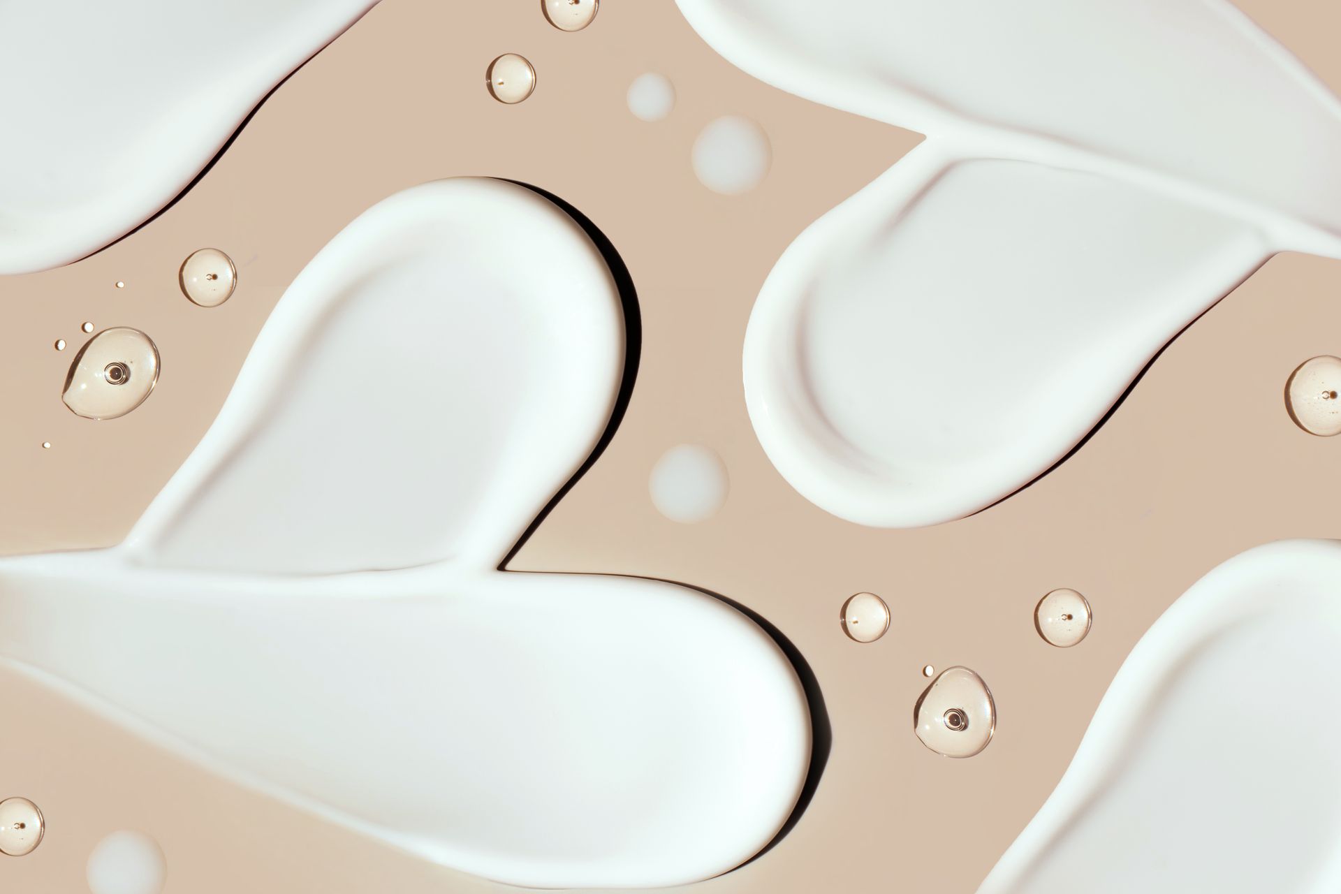 Eine Nahaufnahme einer weißen Flüssigkeit mit Blasen auf einer braunen Oberfläche.