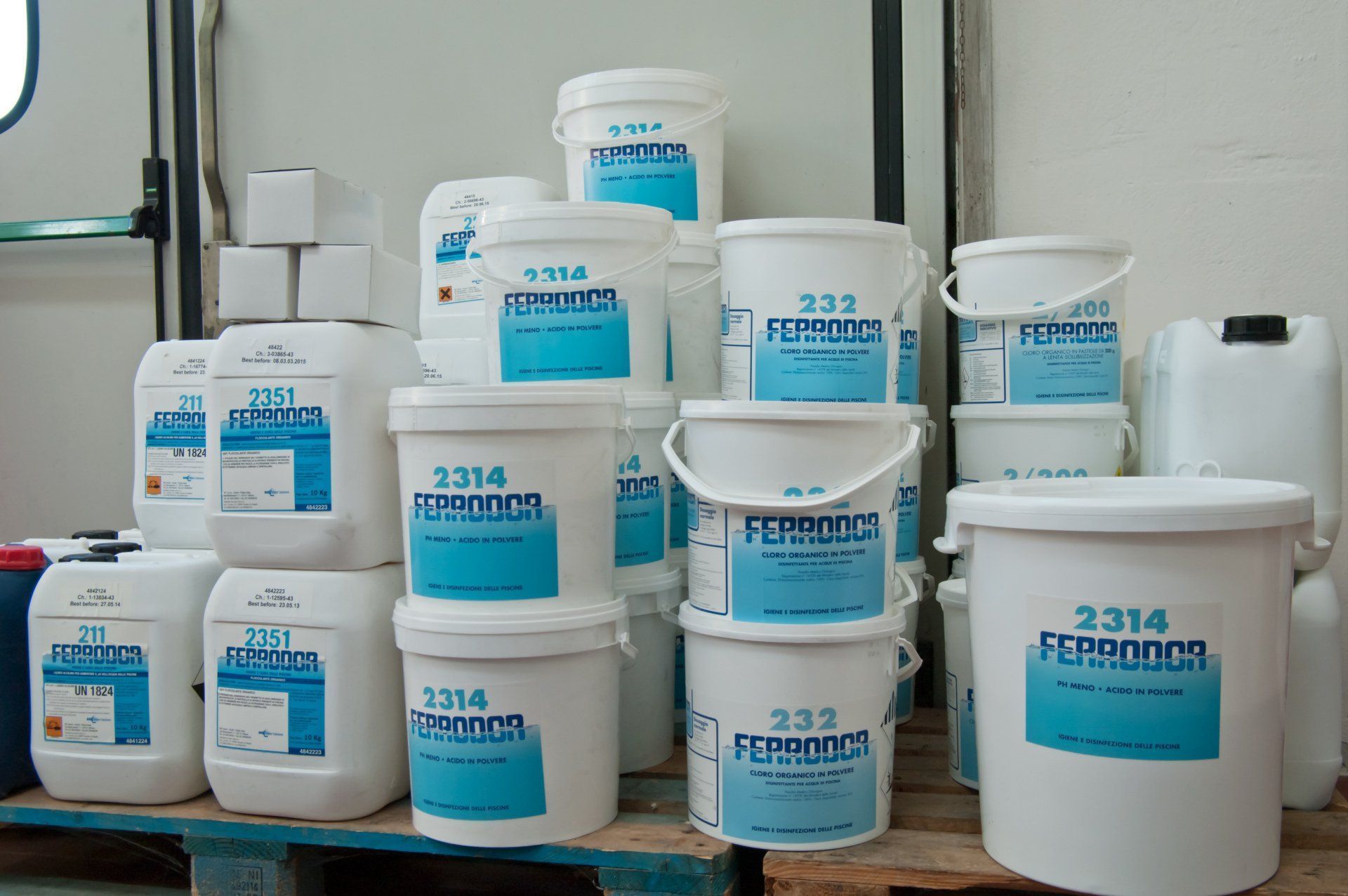 PRODOTTI CHIMICI PER PISCINE
