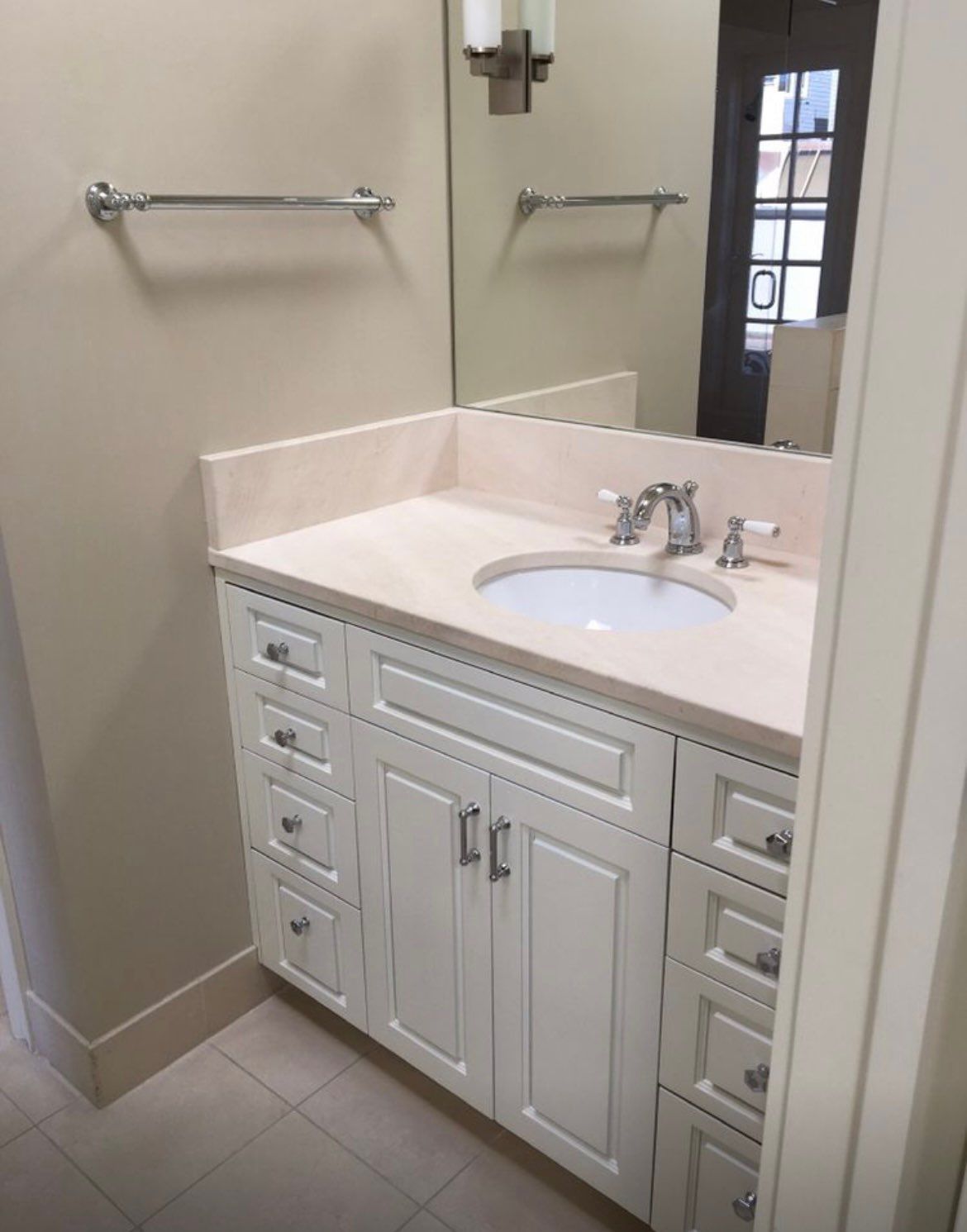 A bathroom with a sink and a mirror