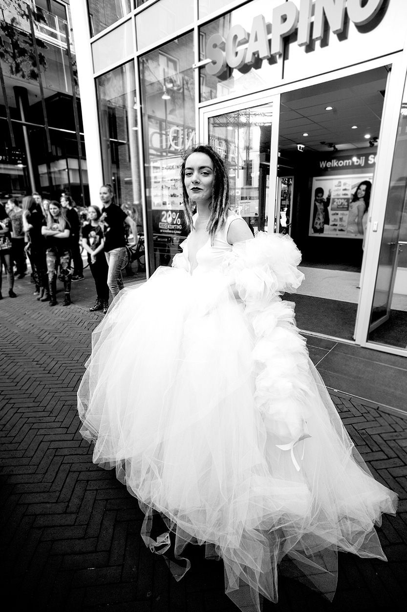 Een vrouw in een witte trouwjurk 