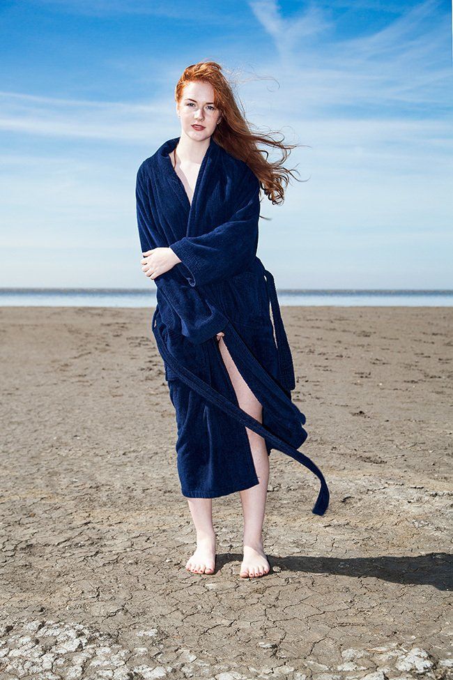 Lynn in a robe by the Waddensee. Lynn in ochtendjas bij de Waddenzee