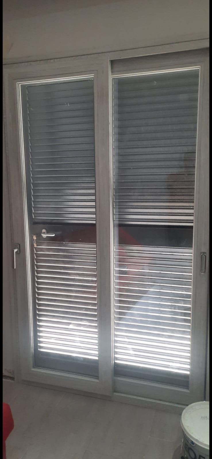 Una finestra con le persiane in una stanza.