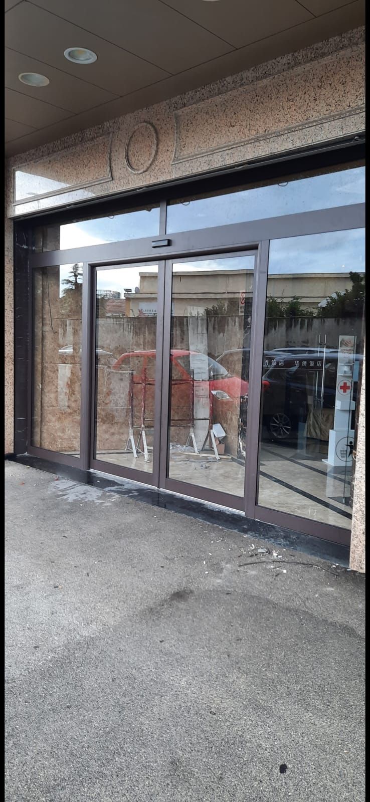 Un edificio con molte porte a vetri e molte finestre.