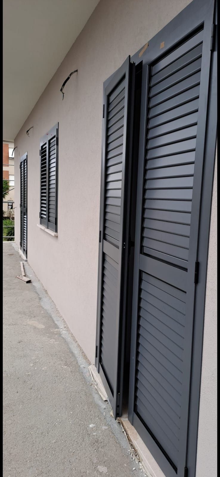 Un edificio con molte finestre e persiane.