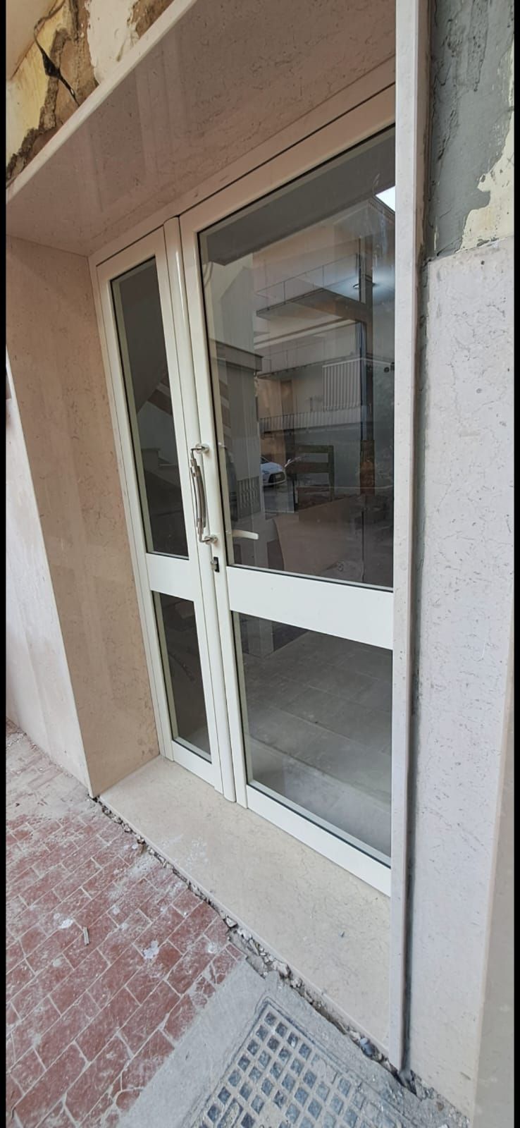 Un primo piano di una porta con molte finestre su un edificio.