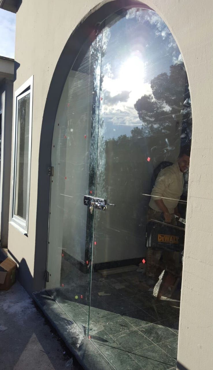 Una porta di vetro rotta si trova sul lato di un edificio.