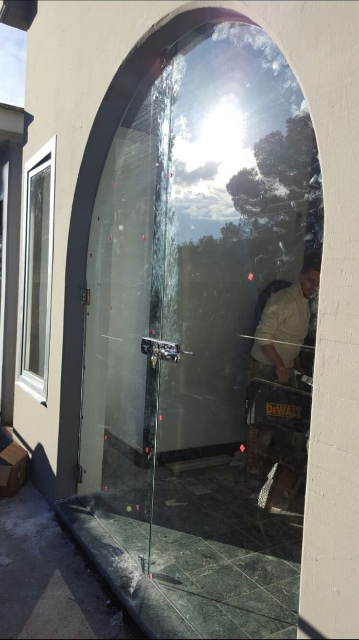 Il sole si riflette sulla porta a vetri di un edificio.