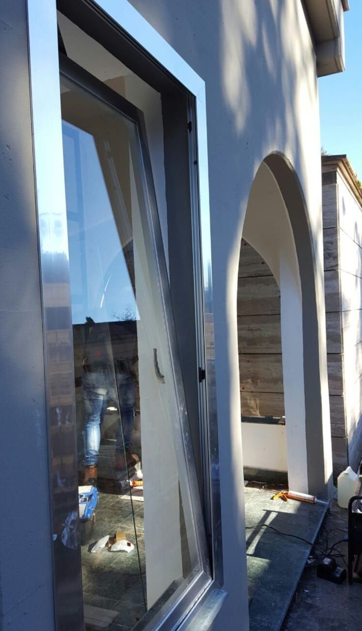 Un primo piano di una finestra sul lato di un edificio