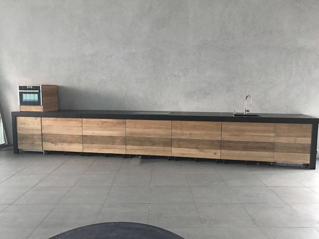 exclusieve bedrijfs keuken van hout met groot keuken blad en magnetron strak op maat houten keukenblok