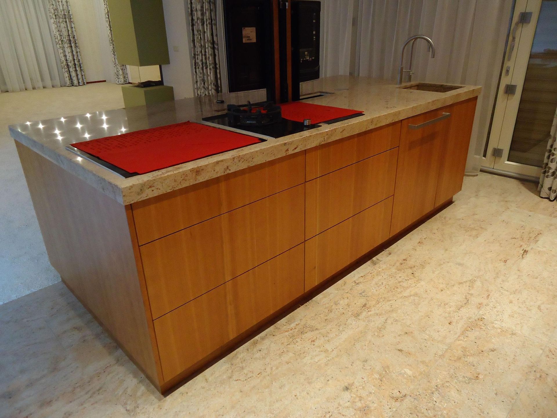 houten keuken eiland maatwerk met corian keukenblad groningen interieurbouw 