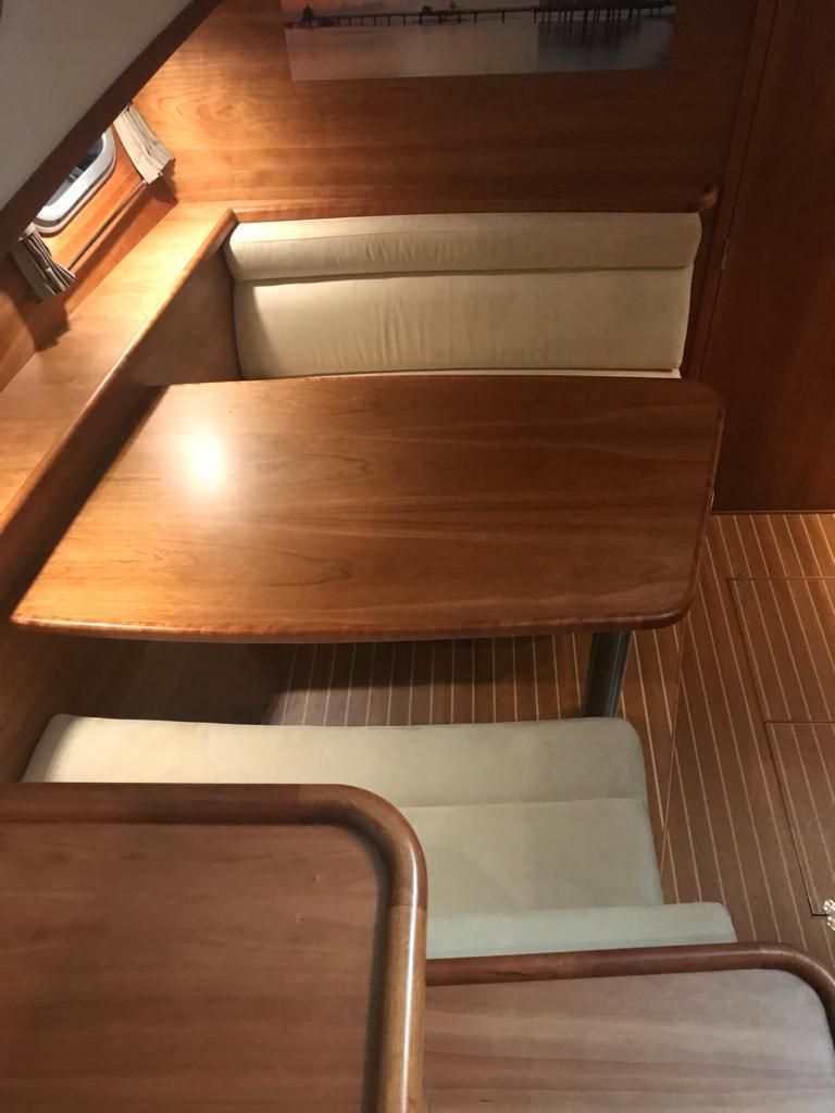 zit hoek van hout op cruiser (boot / jacht) met HPL vloeren met witte bies gemaakt door interieurbouwnoord meubelmakers