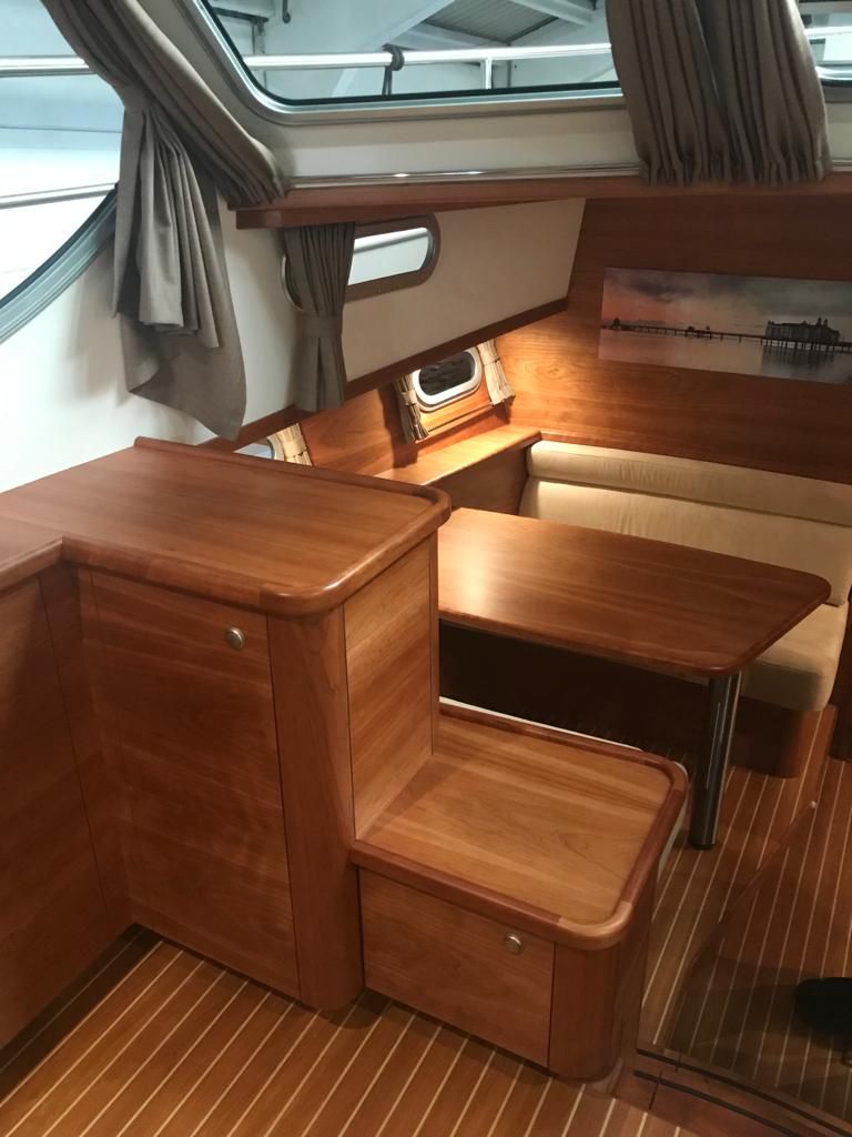 zithoek en kasten Warme tinten Interieur JachtbetimmeringNoord