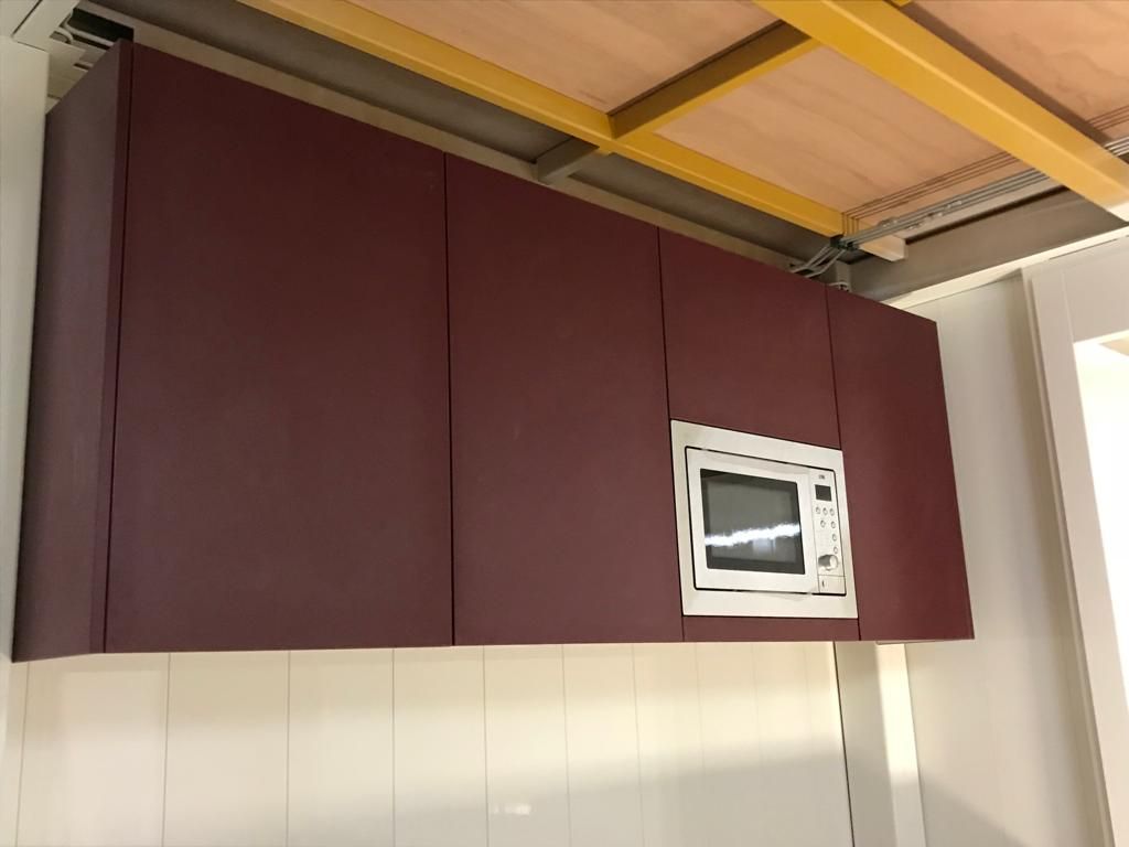 hangkasten met ingebouwde magnetron met houten kasten in een oliebollenkraam gemaakt door Groningen meubelmakers