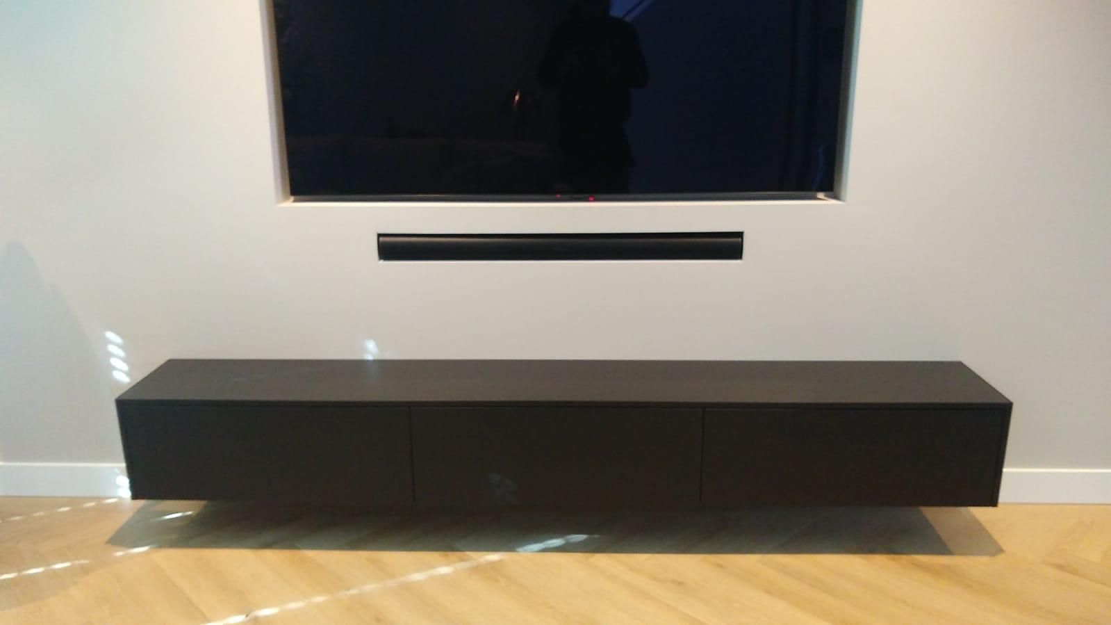 tv kast van zwart hout in woonkamer interieur meubels tv meubel