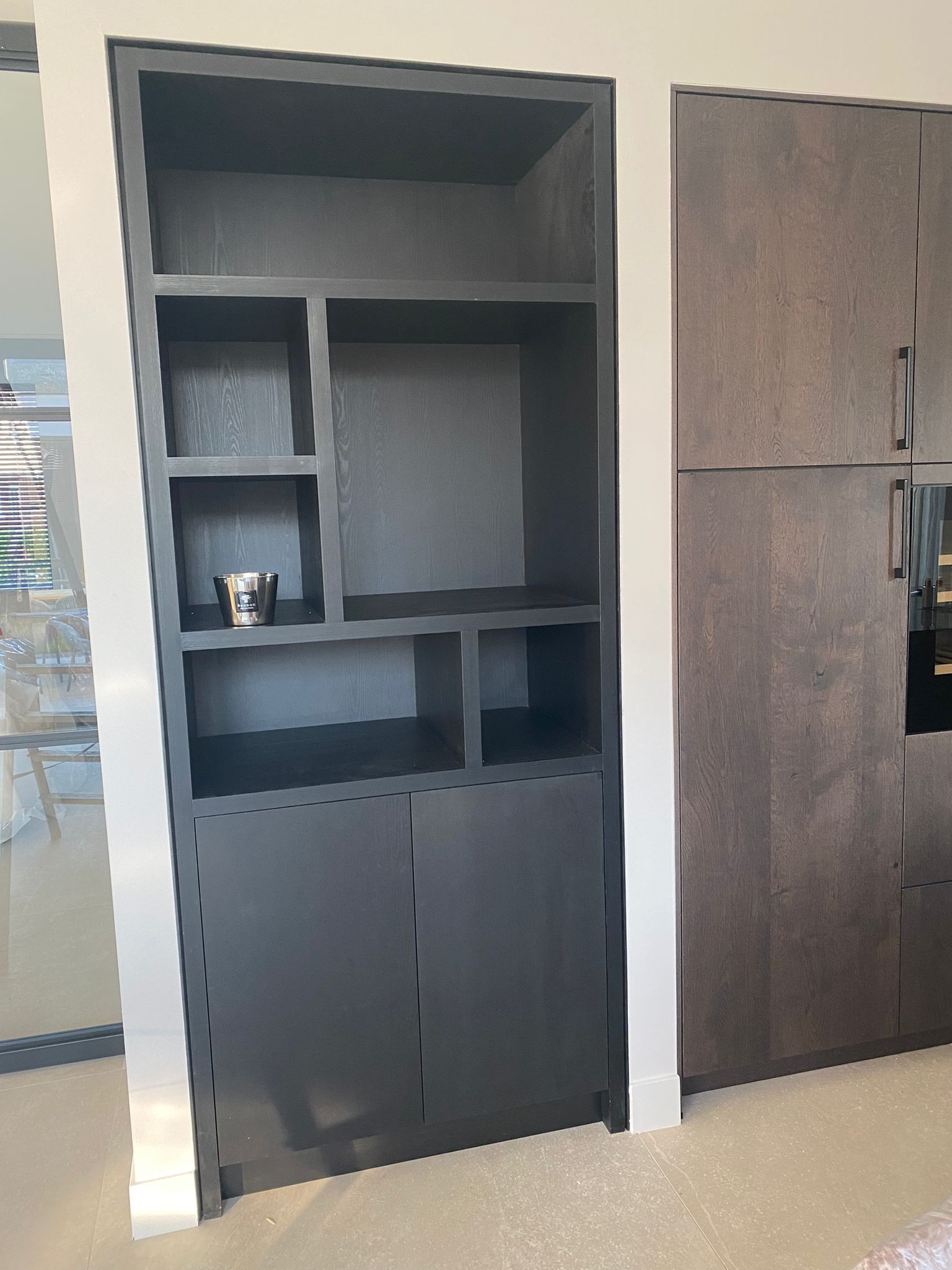 zwart houten kast interieur woonkamer tijdloze houten kast opbergruimte meubels groningen