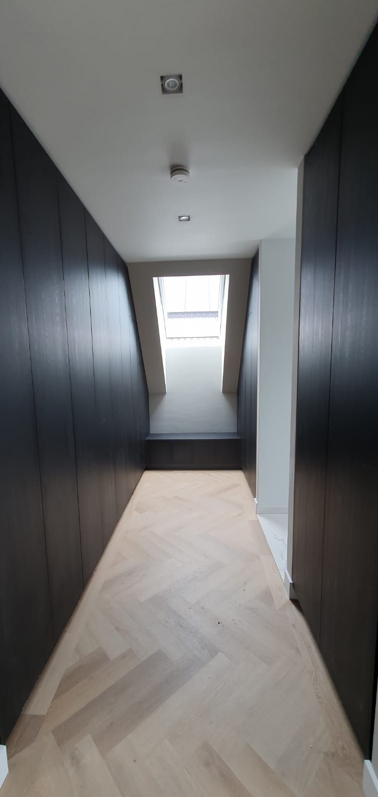 op maat gemaakte inbouw kasten hout maatwerk interieur kleding kasten en opberg ruimte kleding kamer hout interieur