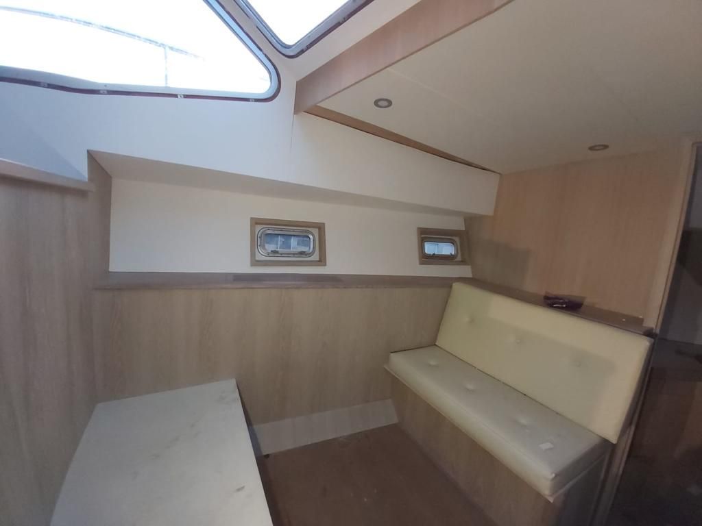 leer plafond zithoek strakke afwerking interieurbouw Cruiser Exclusief JachtbetimmeringNoord