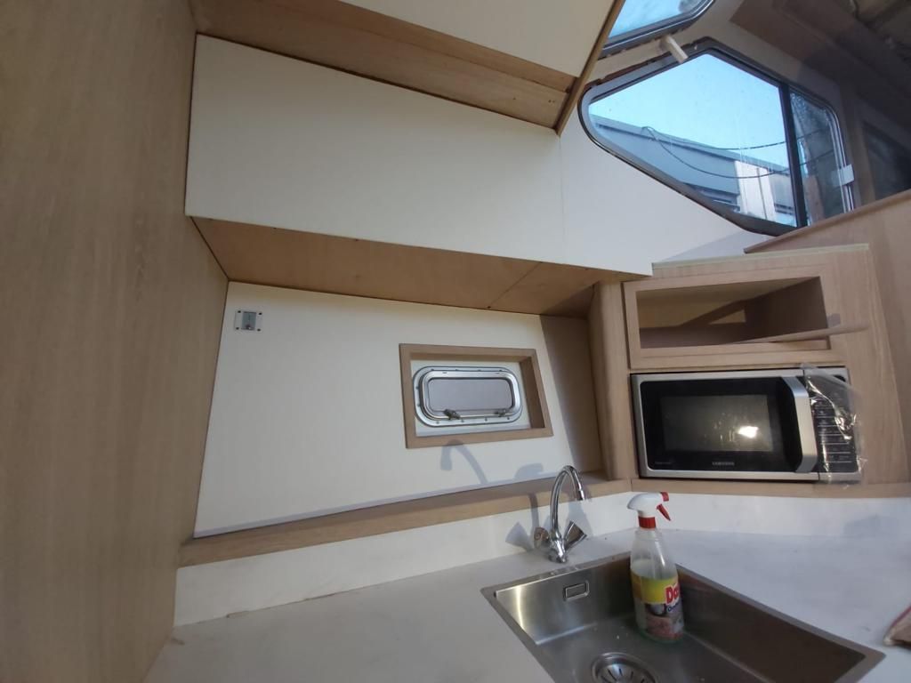 leer plafond keuken strakke afwerking interieurbouw Cruiser Exclusief JachtbetimmeringNoord