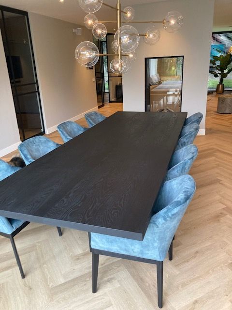 eet tafel van zwart hout luxe houten tafel zwart keuken meubels maatwerk groningen