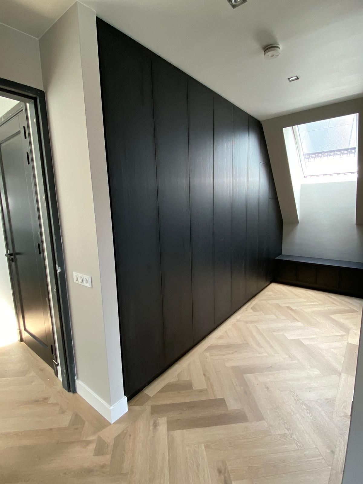 opberg systeem met zwarte houten kasten zonder hendels luxe interieur maatwerk kasten zwart groningen