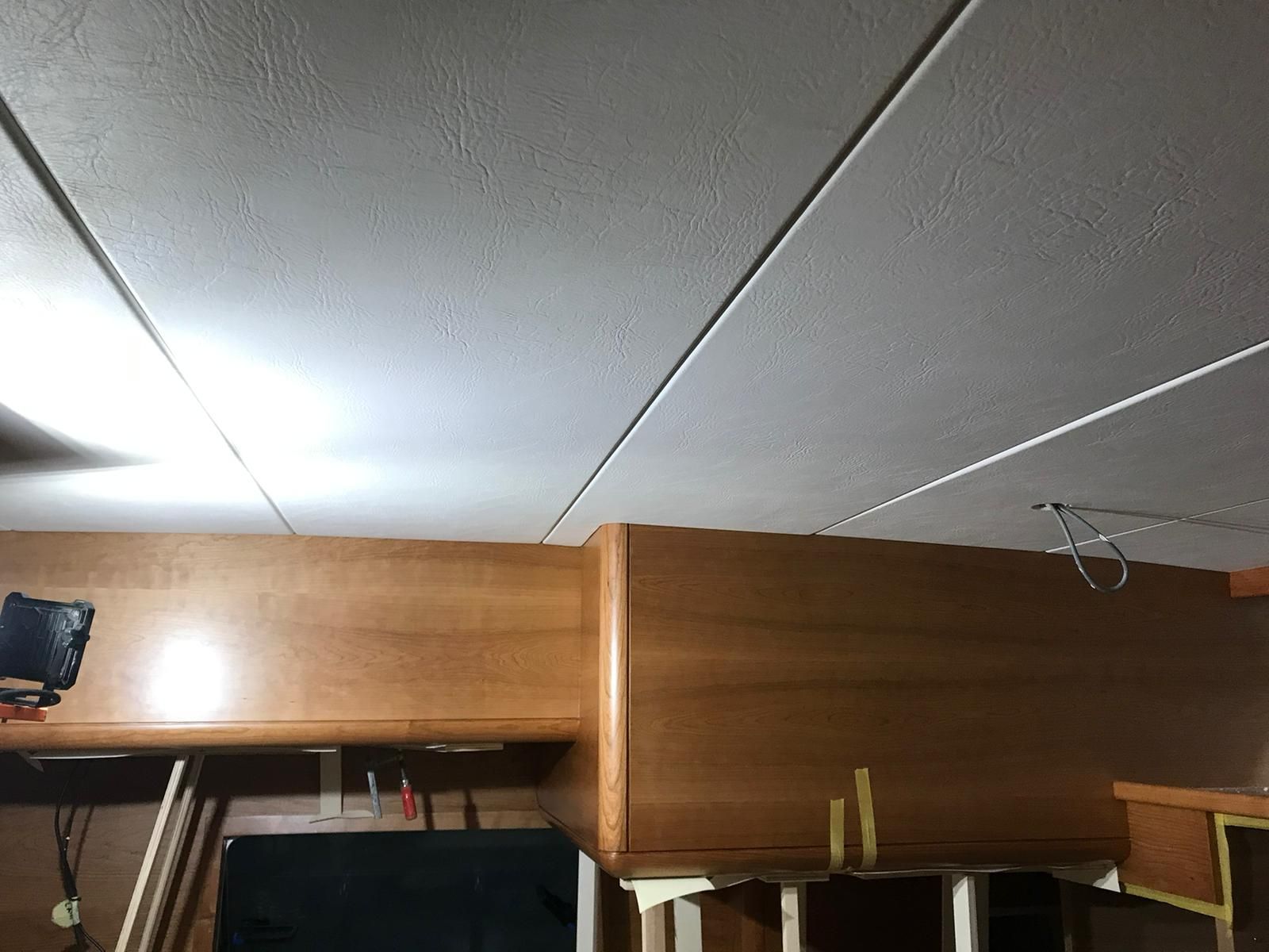 leren afwerking plafond casco jacht met houten afwerking strak wit leer plafond