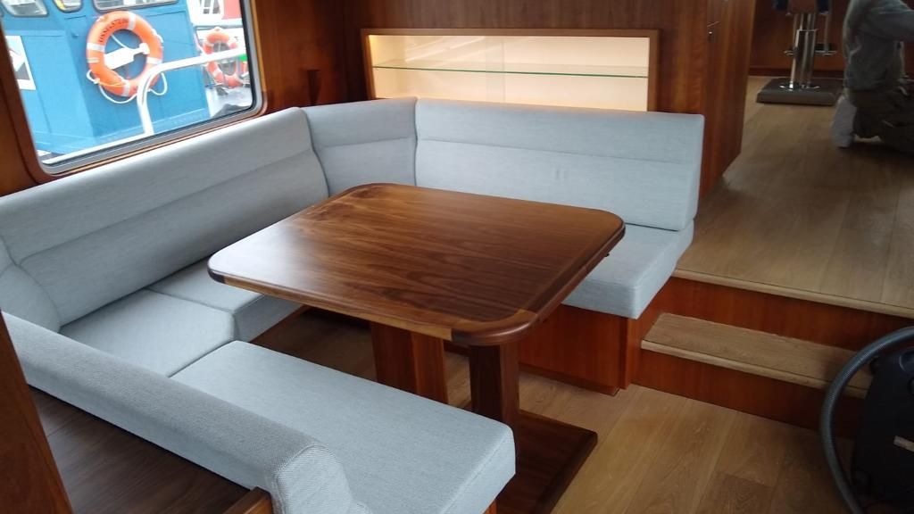 Tafel en zithoek exclusieve interieur JachtbetimmeringNoord
