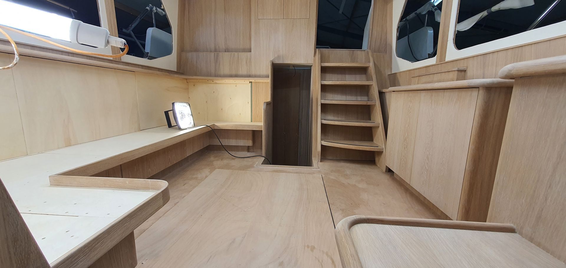 zithoek en schuine trap cruiser interieurbouw exclusief JachtbetimmeringNoord