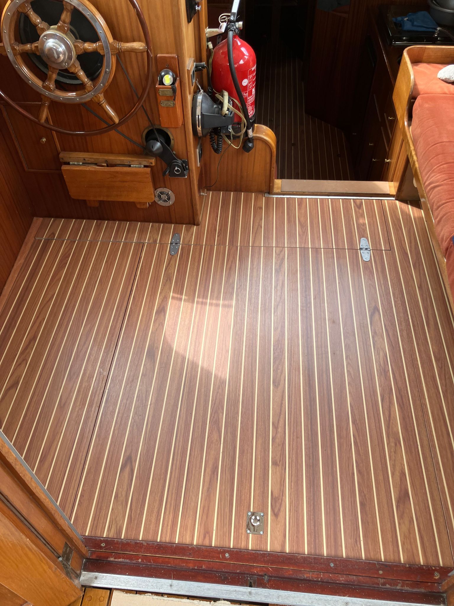 HPL vloeren met witte bies Cruiser en Renovatie door InterieurbouwNoord in Groningen