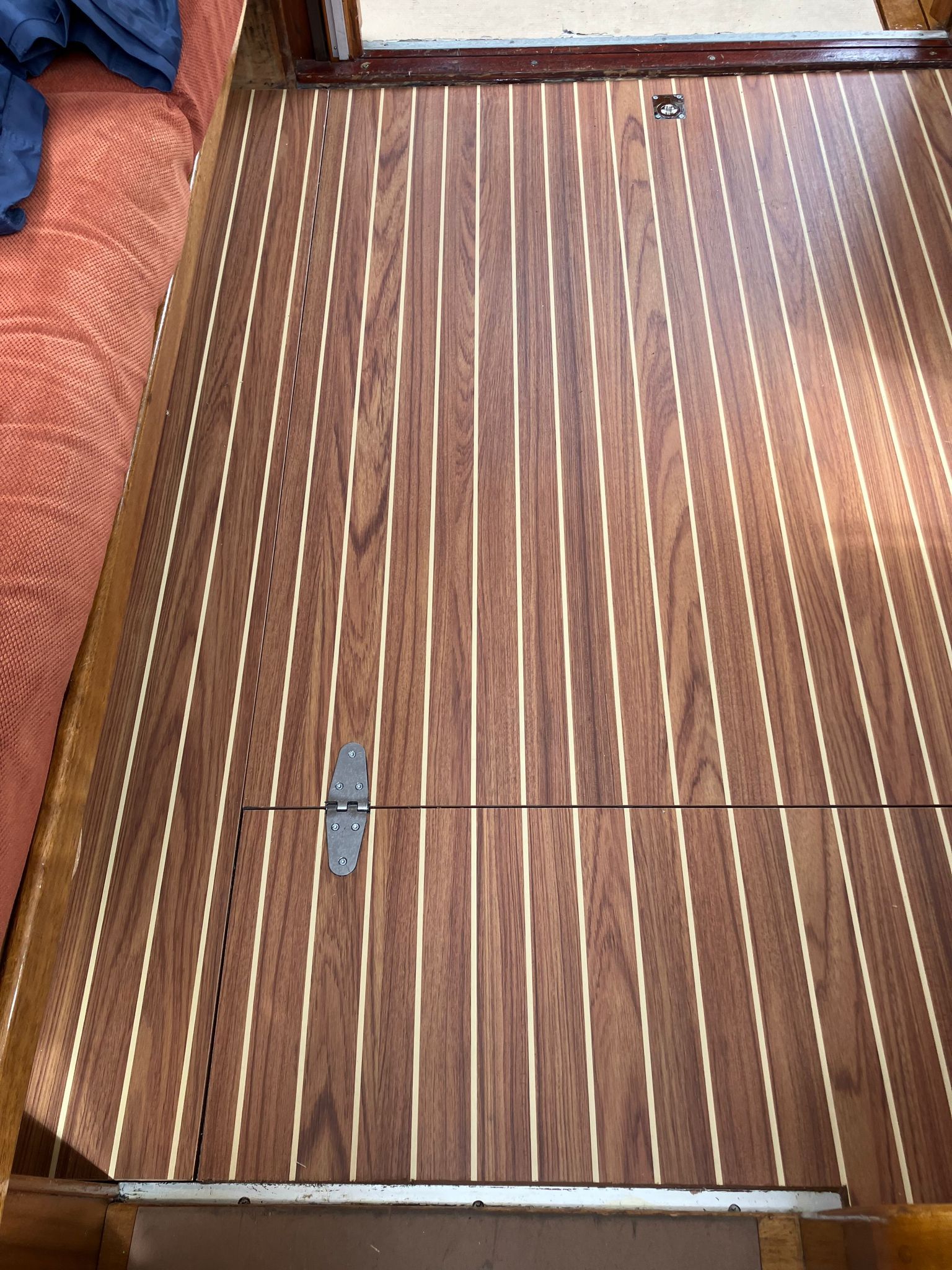 HPL vloeren met witte bies TnT Jachtbetimmering Noord Wasaweg 17 in Groningen