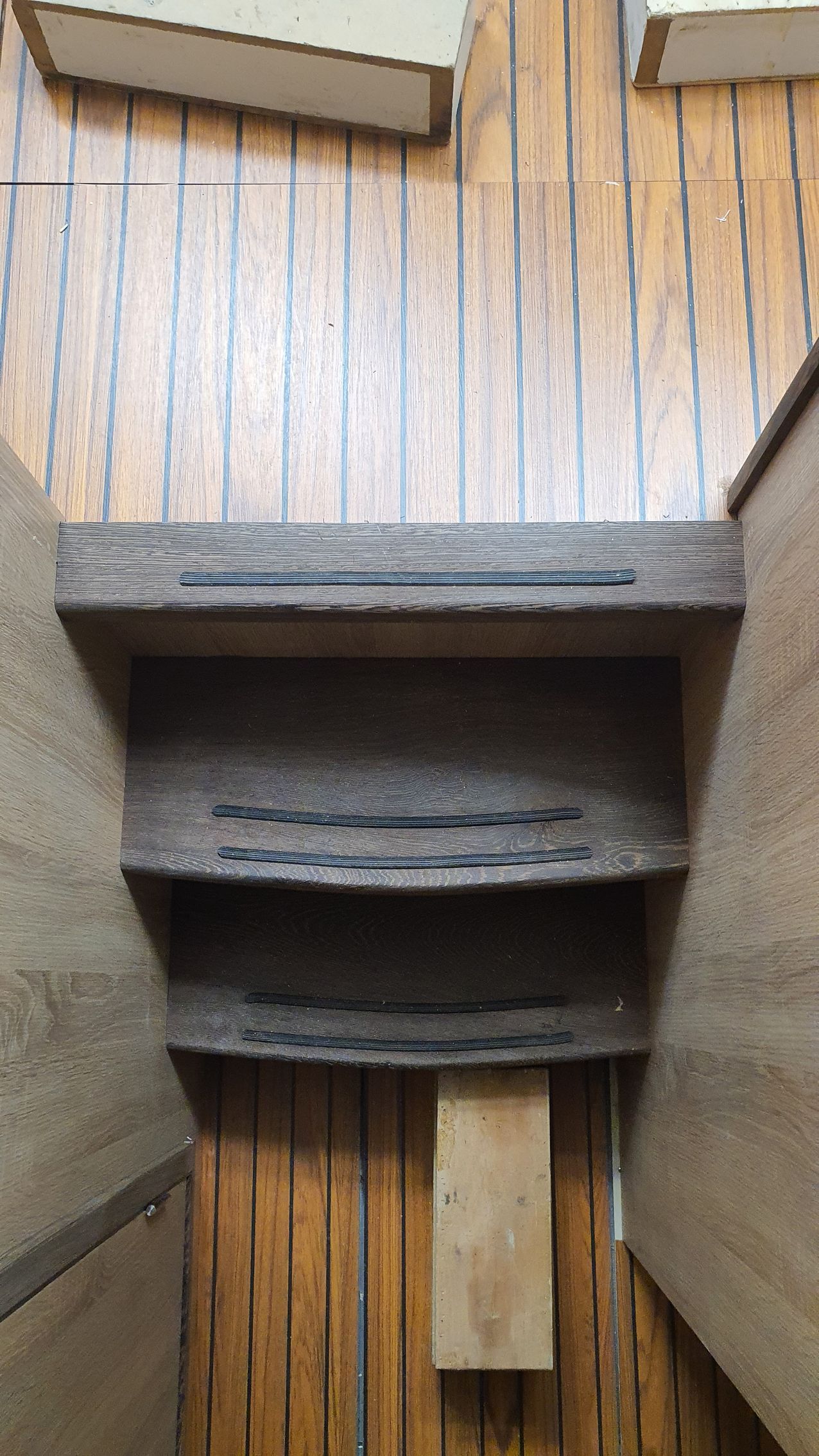 HPL vloeren met zwarte bies, op cruiser en jacht met massieve trap door JachtbetimmeringNoord in Groningen