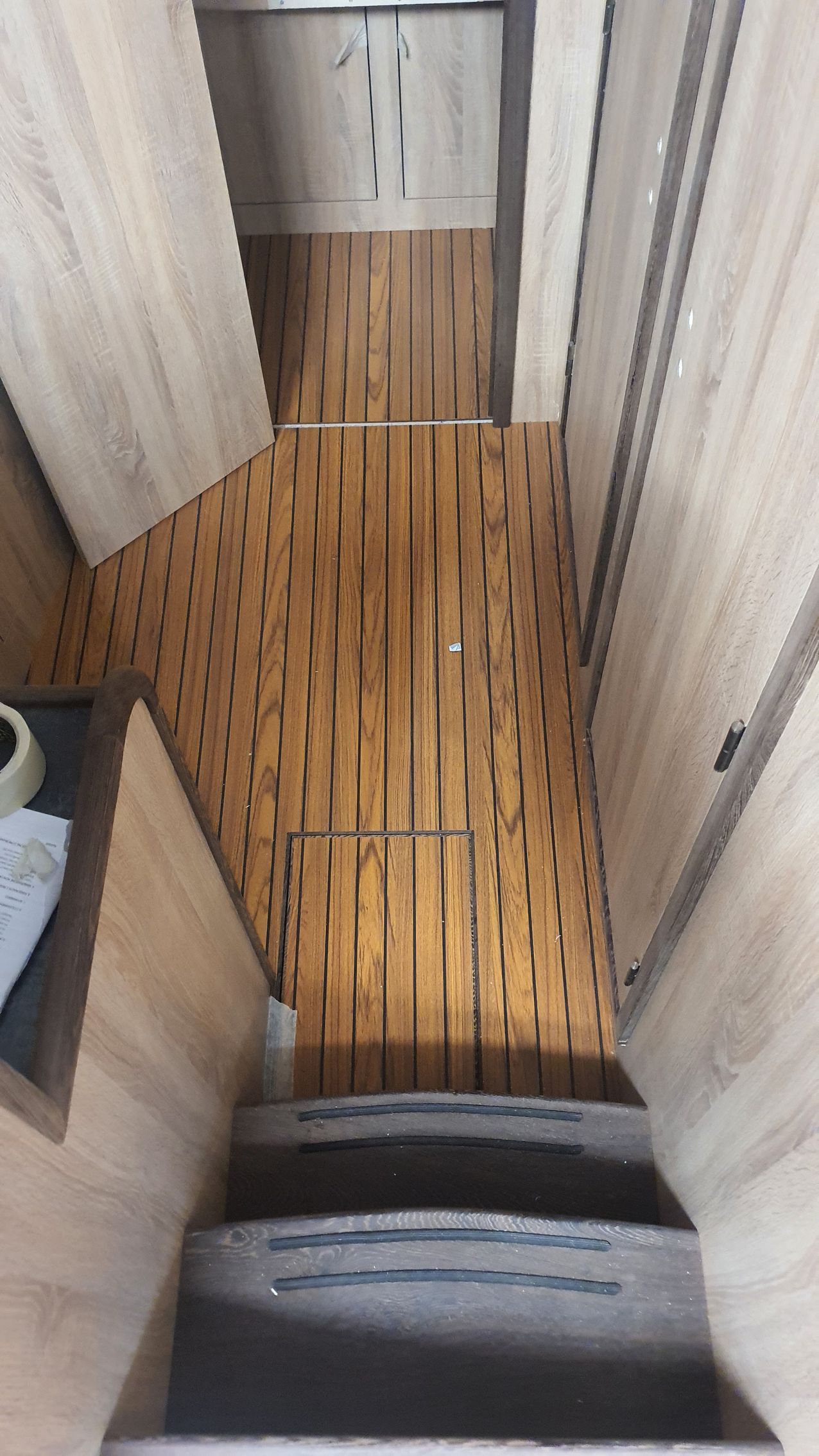 massief houten trap, hpl vloer met zwarte bies Cruiser JachtbetimmeringNoord