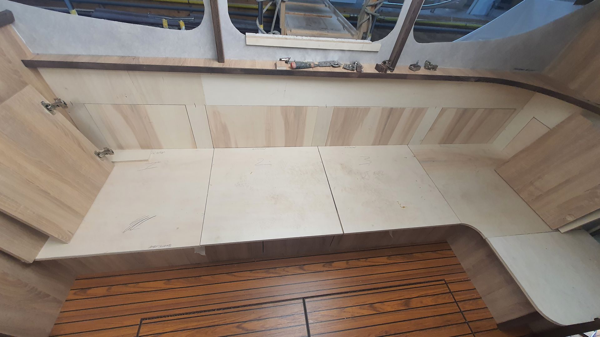 Zithoek HPL vloeren zwarte bies  Casco Cruiser interieurbouw Exclusief JachtbetimmeringNoord