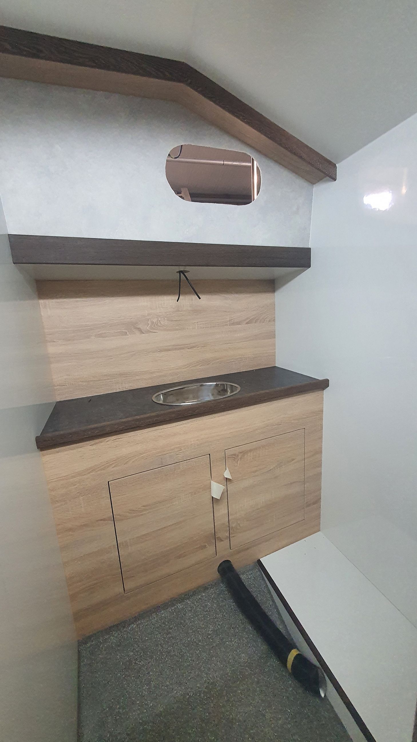 badkamer cruiser interieurbouw massief hout JachtbetimmeringNoord