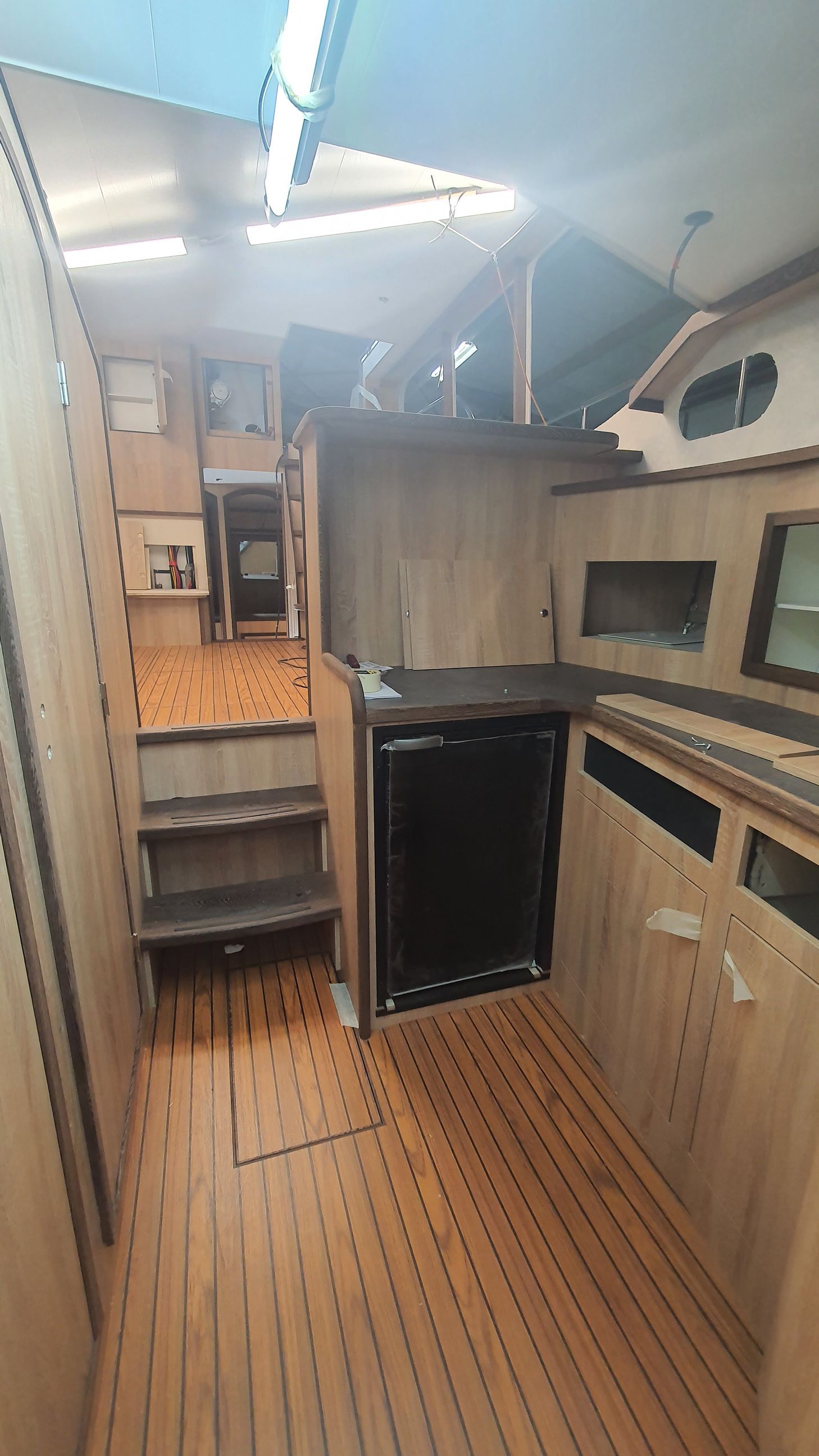Keuken HPL vloeren zwarte bies  Casco Cruiser interieurbouw Exclusief JachtbetimmeringNoord