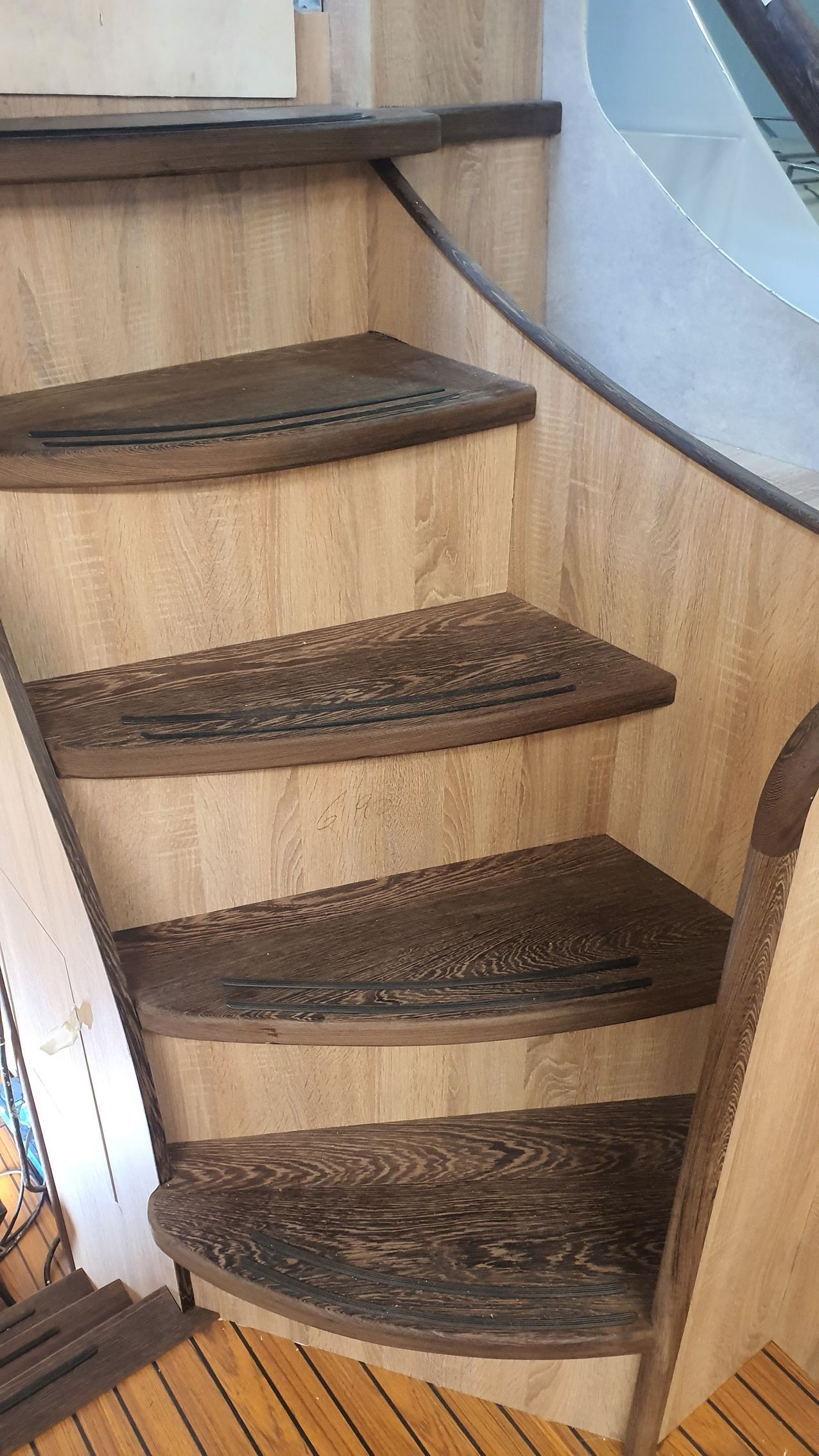 schuine trap massief hout Casco Cruiser interieurbouw Exclusief JachtbetimmeringNoord