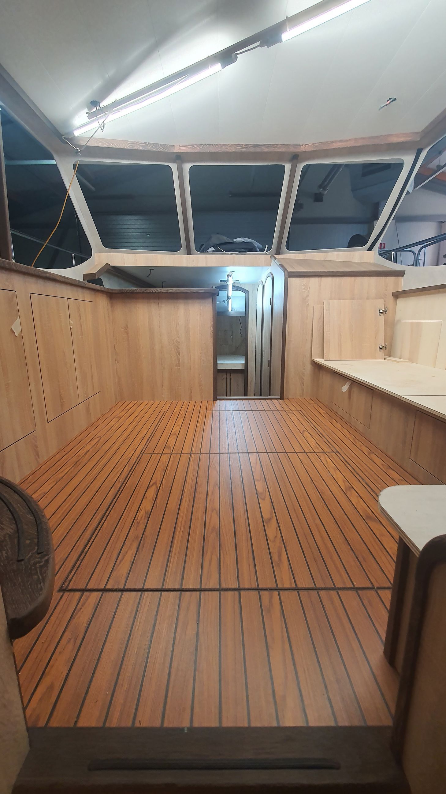 HPL vloeren zwarte bies  Casco Cruiser interieurbouw Exclusief JachtbetimmeringNoord