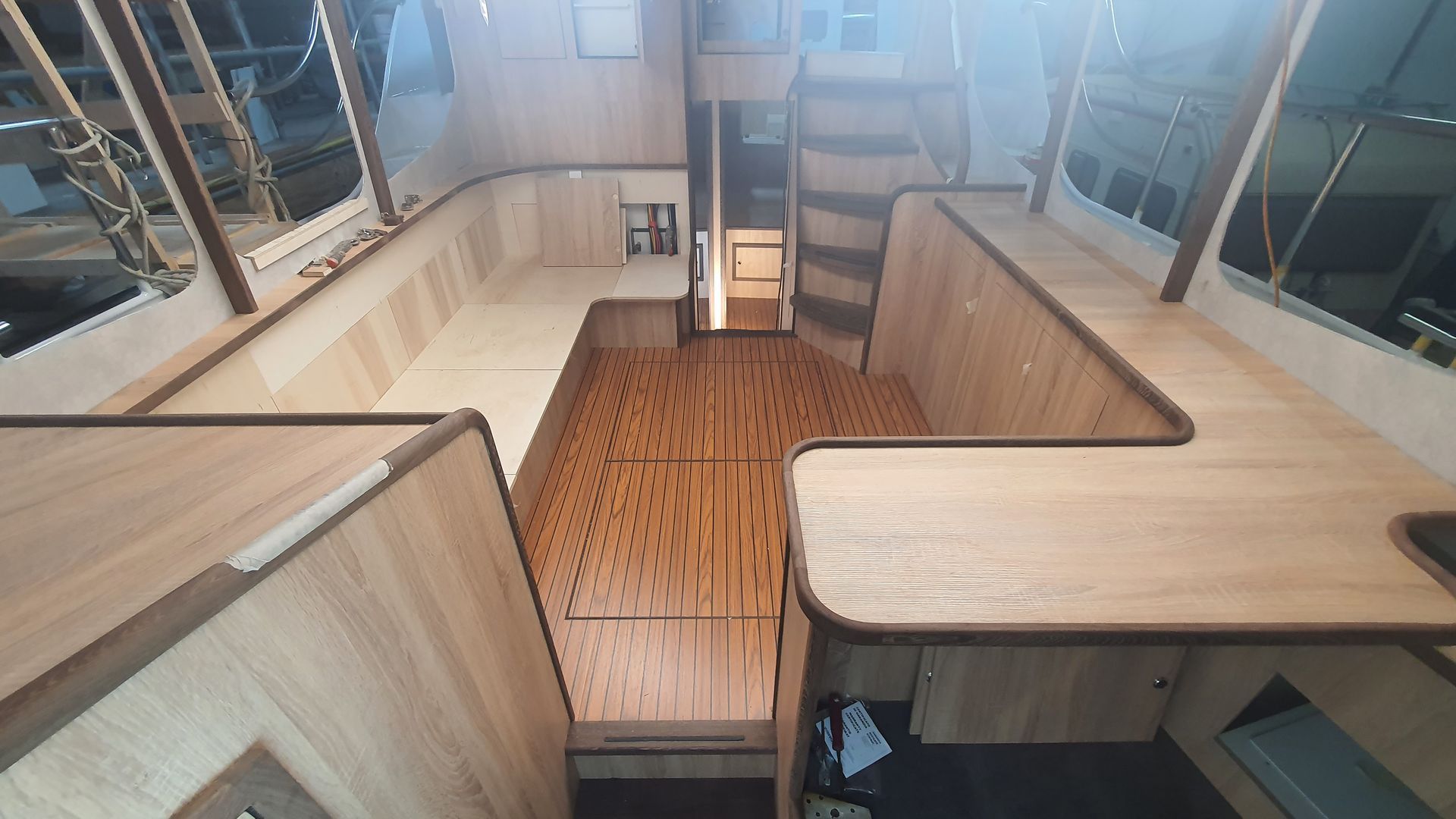 zithoek, met hpl-vloeren zwarte bies, tv kast cruiser interieurbouw JachtbetimmeringNoord