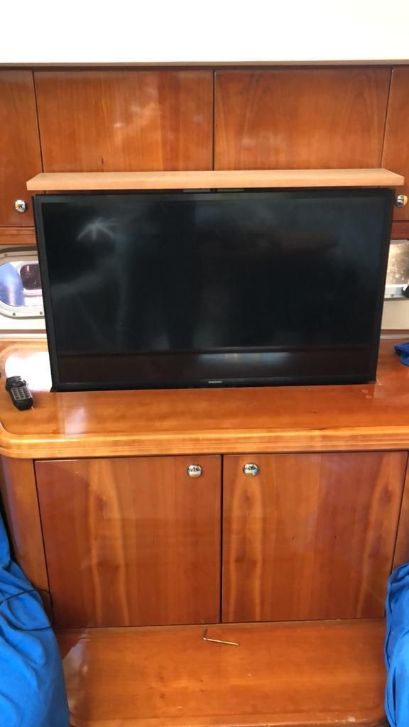 installatie tv en audio systeem in een cruiser, interieurbouw. JachtbetimmeringNoord