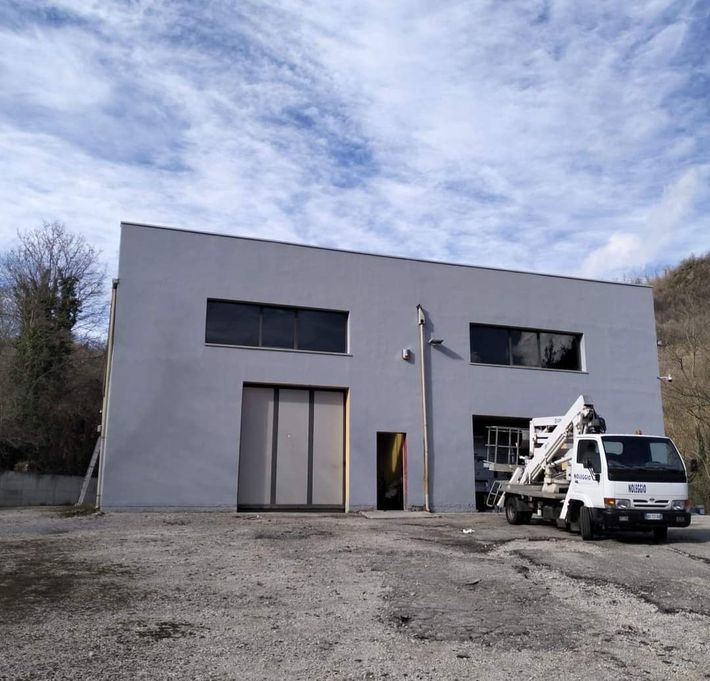 Un camion bianco è parcheggiato davanti a un grande edificio.