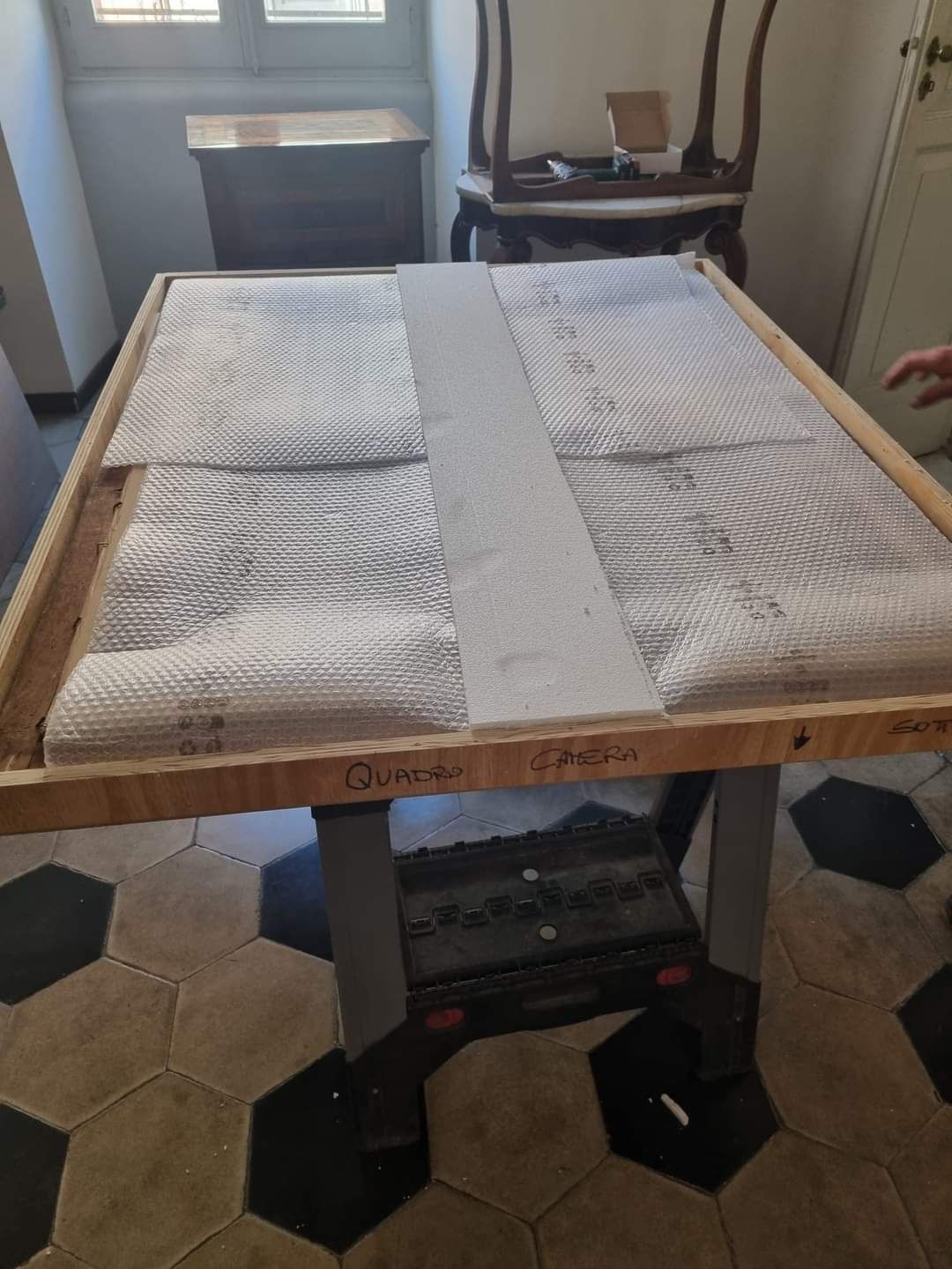 Un tavolo di legno con una stampa zebrata è appoggiato su un pavimento piastrellato.