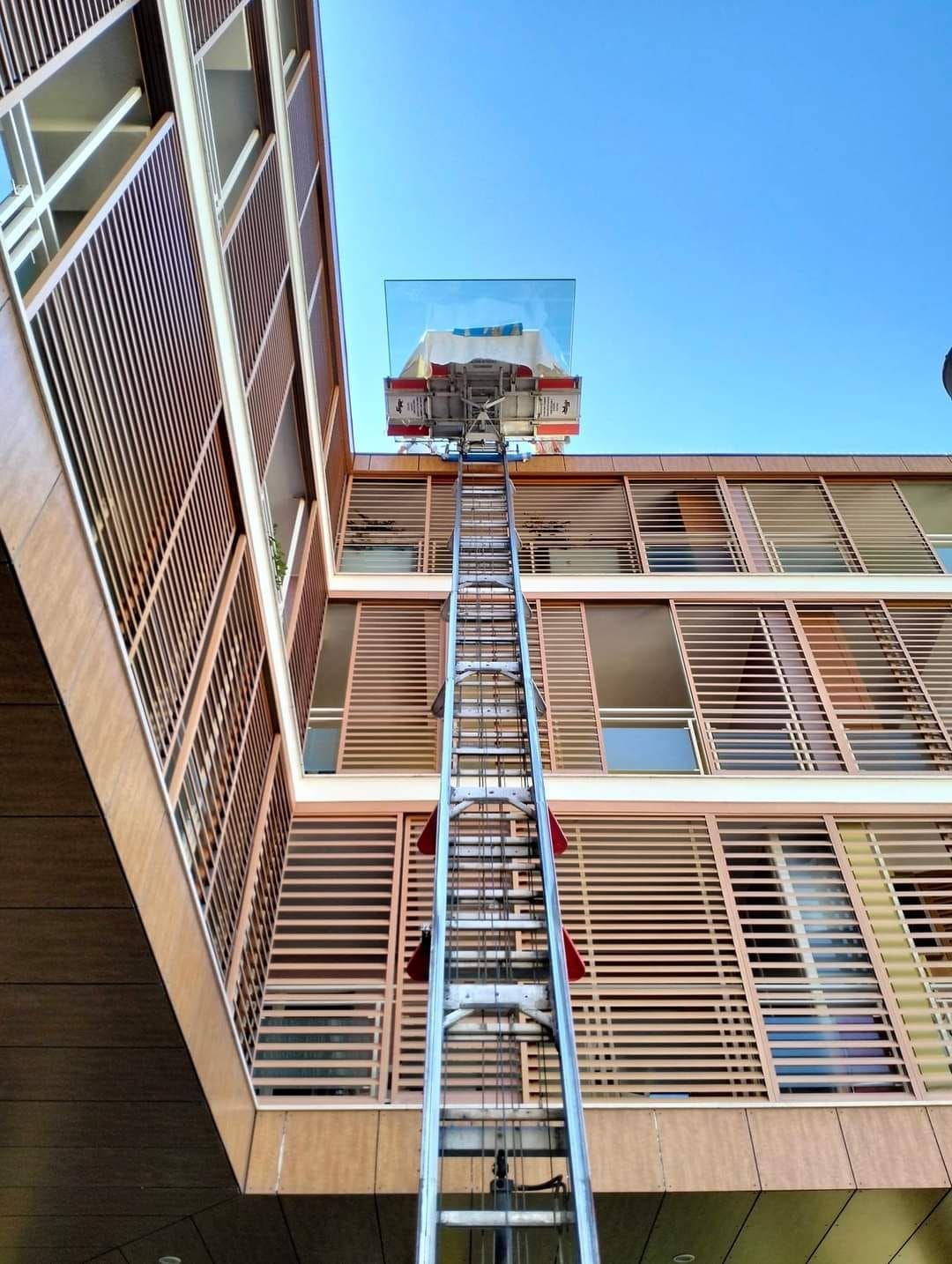 Una scala sale fino alla cima di un edificio