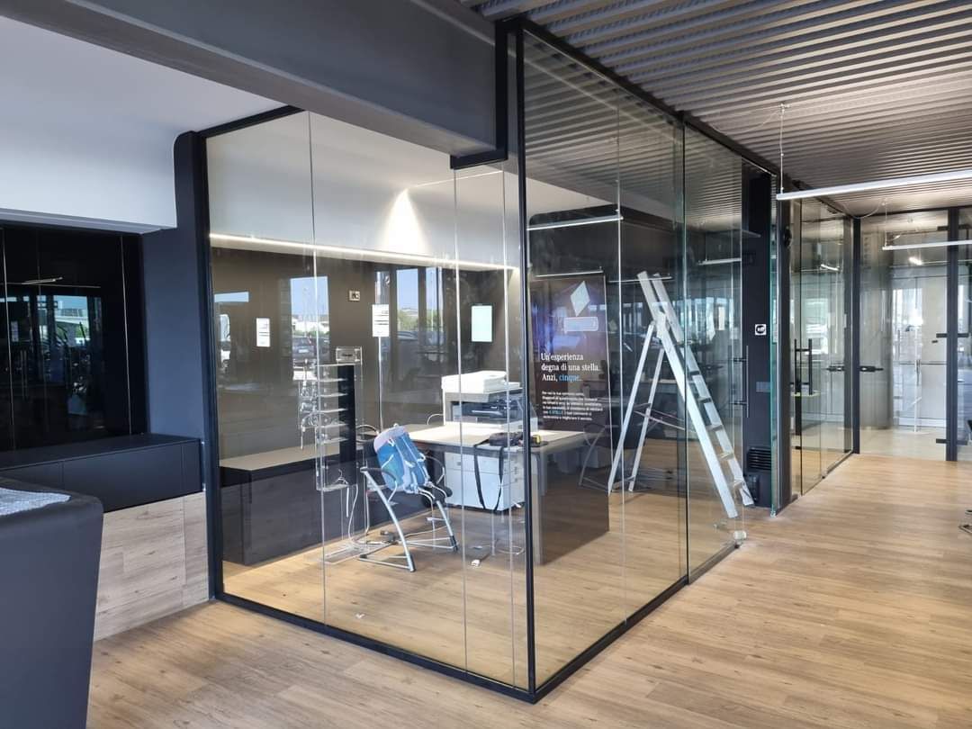 C'è una scala in mezzo alla stanza.