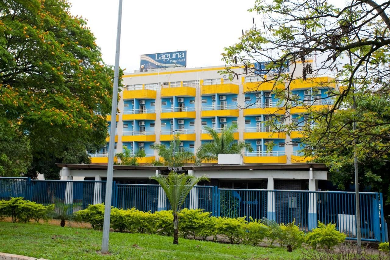 Um grande edifício amarelo e azul com a palavra laguna no topo